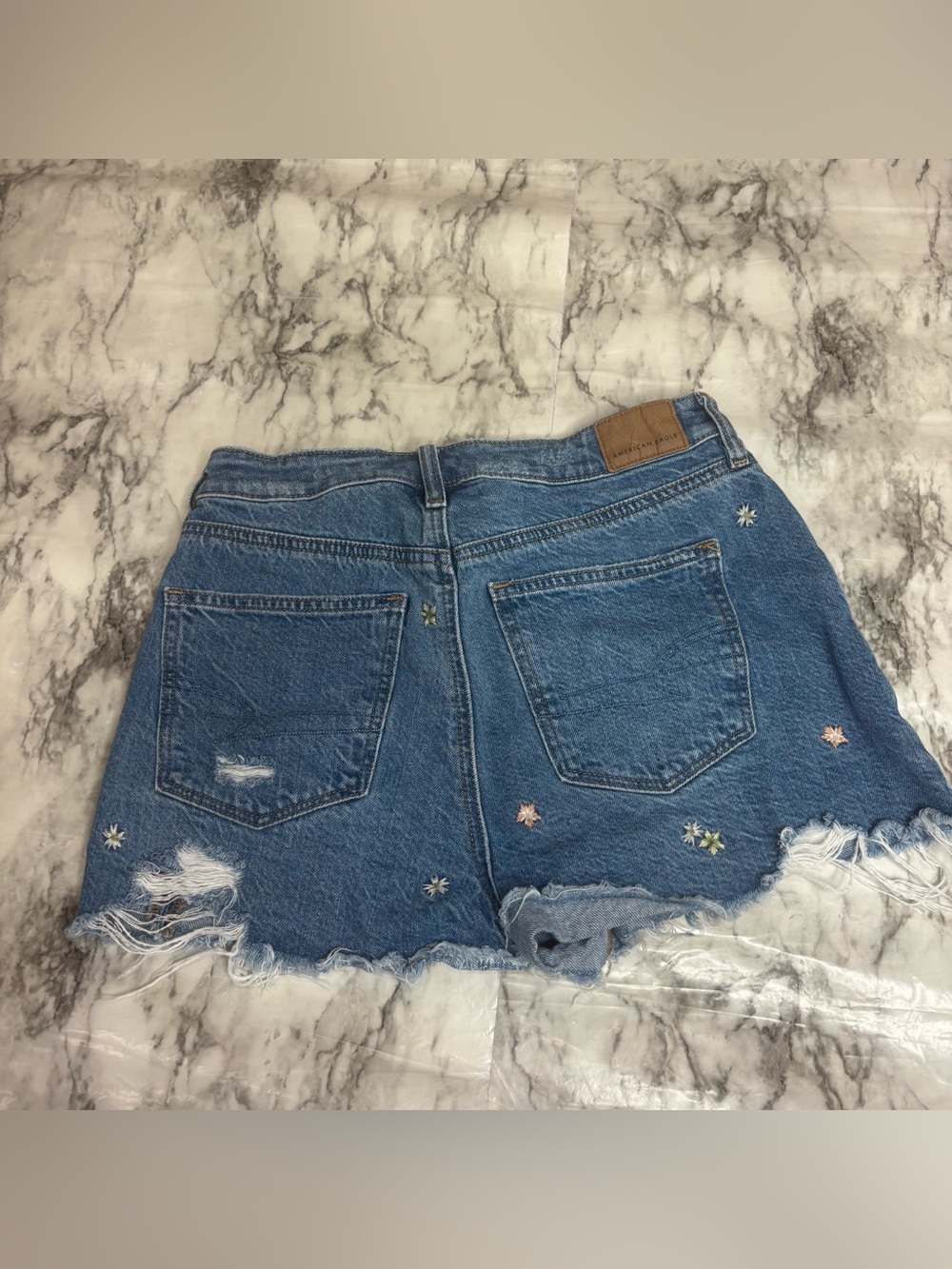 American Eagle Outfitters Embroidered floral Light Blue Denim Shorts size 2 boho - Picture 4 of 7
